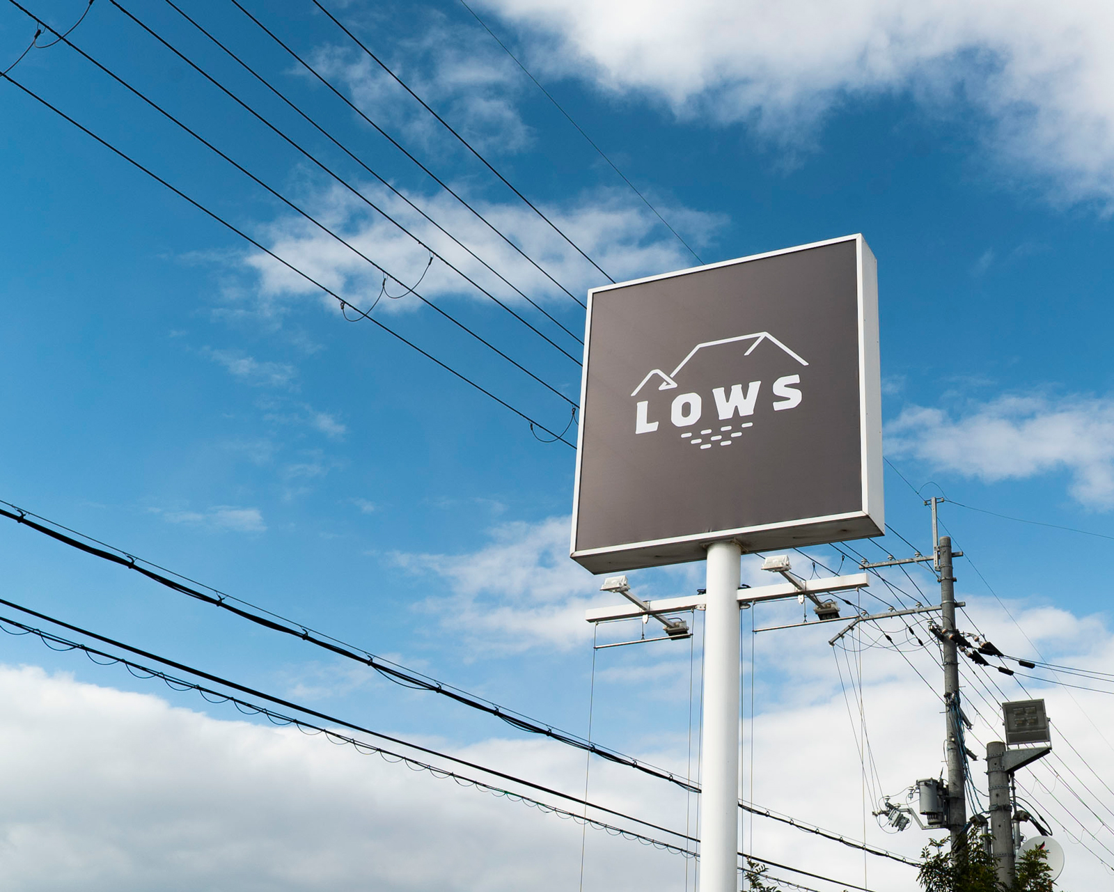 滋賀県最大級のアウトドア専門店 LOWSのロゴデザイン事例です。